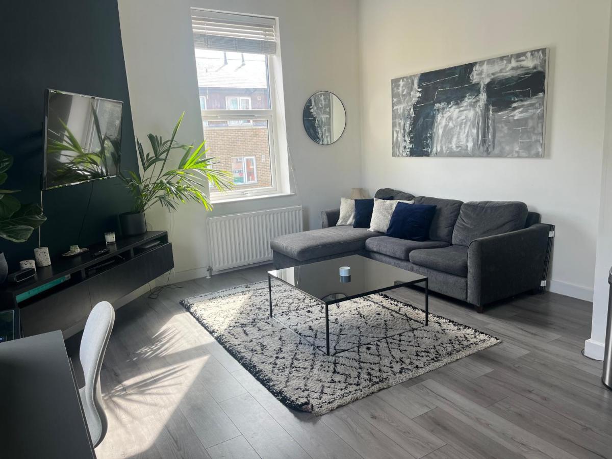 לונדון Spacious Modern 1-Bed Apartment Near Victoria Park מראה חיצוני תמונה