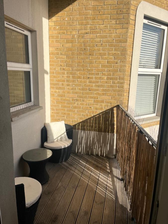 לונדון Spacious Modern 1-Bed Apartment Near Victoria Park מראה חיצוני תמונה