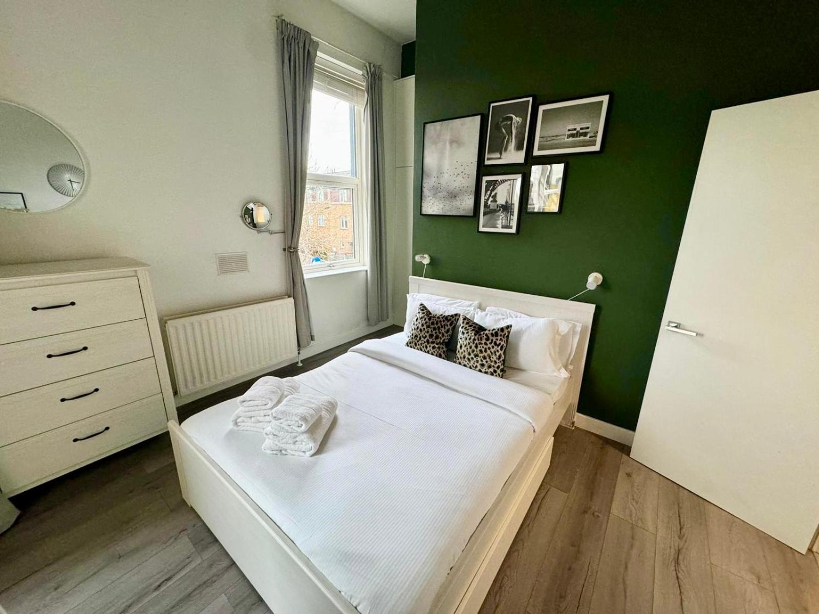 לונדון Spacious Modern 1-Bed Apartment Near Victoria Park מראה חיצוני תמונה
